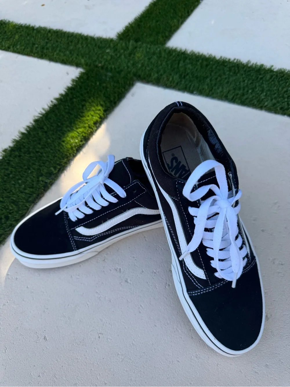 Vans women’s Old Skool Sneakers - Black & White